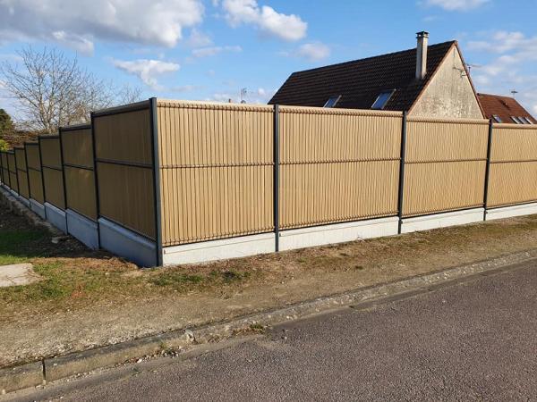 Pose d'une clôture en panneaux rigides avec soubassement béton et occultation PVC chêne clair