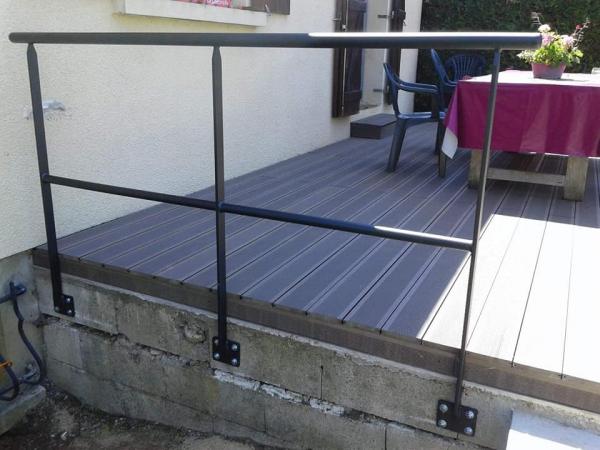 Pose d'un garde corps réalisé sur mesure